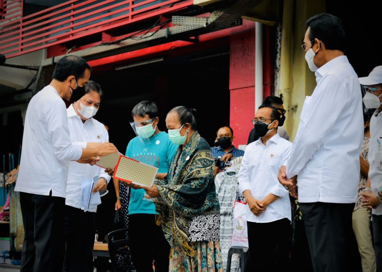 Jokowi Luncurkan Program Bantuan Tunai untuk PKL dan Warung