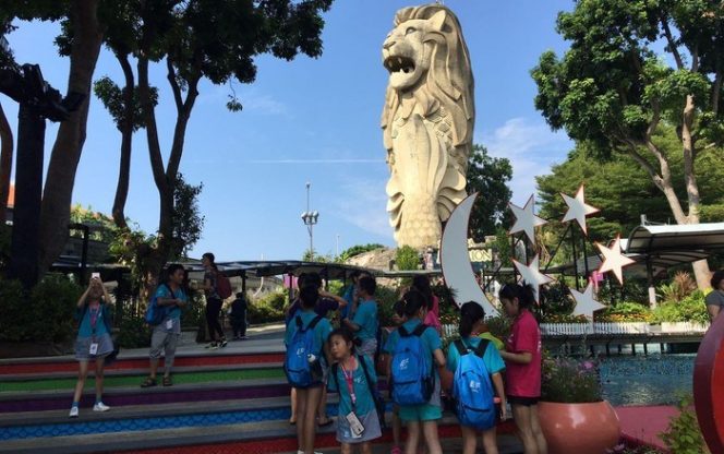 
 Sejumlah anak Singapura terlihat tengah bermain di kawasan Merlion Park. Belakangan negara negara tersebut alami krisis seks dimana pernikahan dan kelahiran turun drastis.(Istimewa/Bogordaily.net)