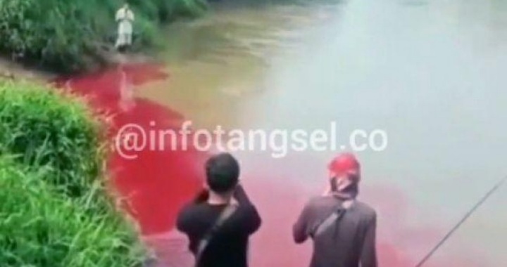 Waduh! Air Sungai Cisadane Tangsel Berwarna Merah
