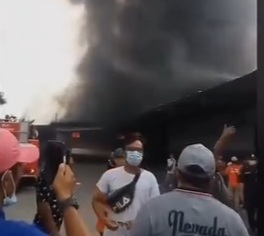 Waduh! Diduga Gudang Ekspedisi Shopee Terbakar di Jakarta Utara
