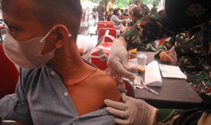 TNI-Polri percepat penanganan lewat serbuan vaksinasi di Sulawesi Utara