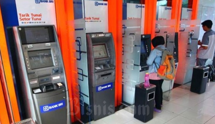 Salut! Seorang Pria Kembalikan Segepok Uang yang Ditemukannya di ATM