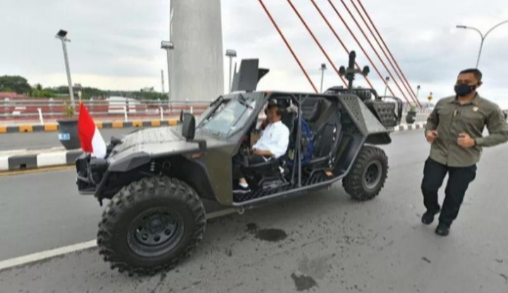 Keren! Jokowi Lintasi Jembatan Sei Alalak Banjarmasin, Naik Mobil Taktis