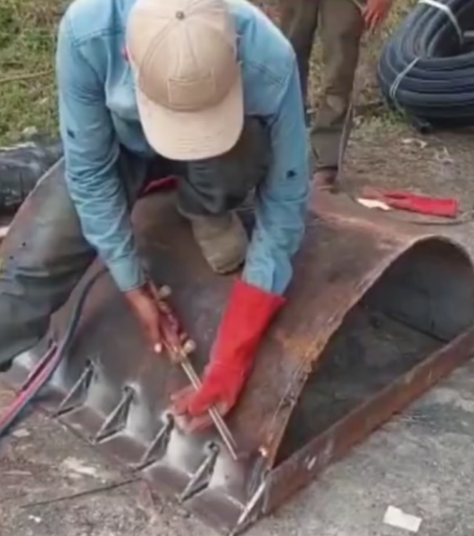 Proses Perbaikan Pipa, Petugas Tirta Pakuan Pabrikasi Clam Tapping Band