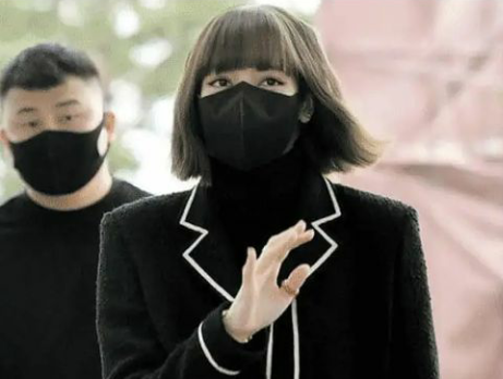 Bikin Heran, Agensi Tidak Perbolehkan Lisa BLACKPINK Hadiri Paris Fashion Week