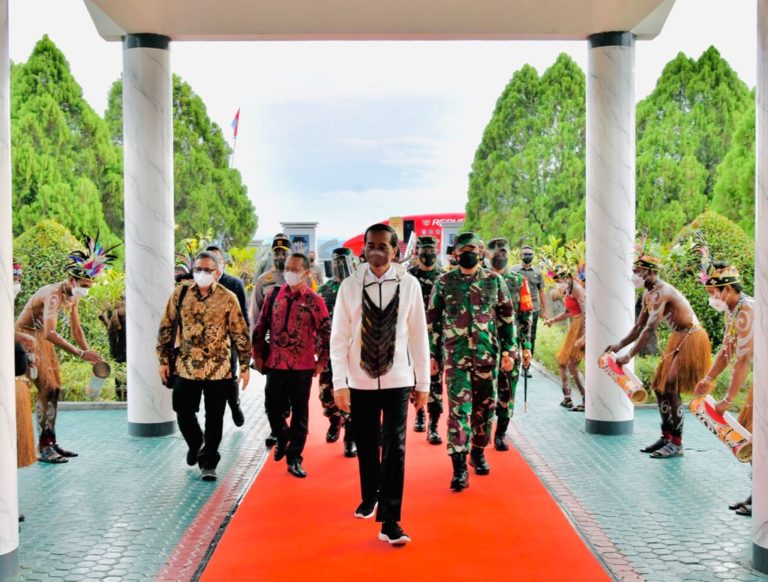 Tiba di Papua, Presiden Disambut Tarian Selamat Datang