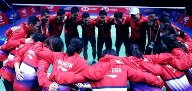 
 Tim Bulutangkis Indonesia saat memanjatkan doa jelang menghadapi Malaysia di perempat final Piala Sudirman, 1 Oktober 2021 di Finlandia.