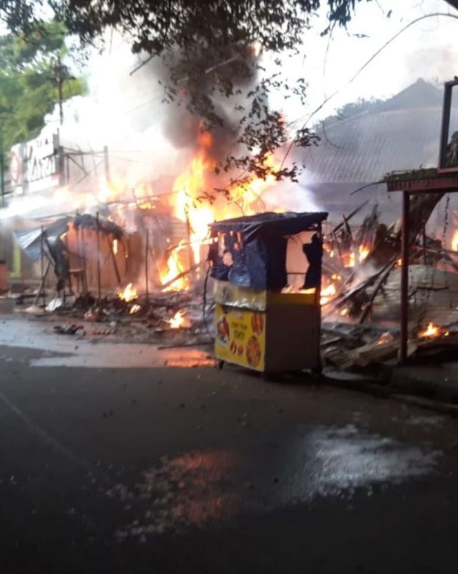 
 Kebakaran melanda 16 kios di Jalan Babakan Raya, tepatnya di sebelah kampus IPB University Dramaga pada Senin 22 November 2021