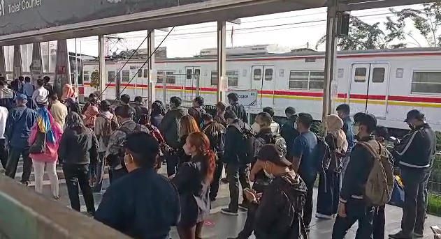 
 Sejumlah penumpang KRL Commuter Line di Stasiun Bojonggede terlihat antre. Umumnya  mereka merupakan pegawai yang bekerja di Jakarta, yang setelah memasuki  PPKM Level satu, mereka mulai bekerja dari kantor.(Ruslan/Bogordaily.net)
