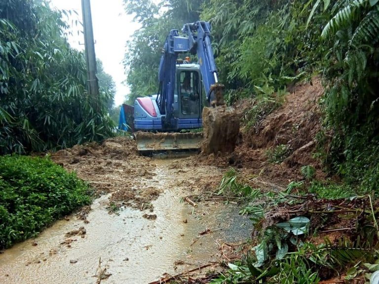 Tanah Longsor Tutup Ruas Jalan Lintas Ciracak-Ciparahu Kabupaten Bogor