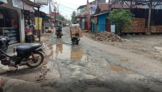 
 Jalan Kayumanis yang rusak berada di Kelurahan Mekarwangi, Kecamatan Tanah Sareal Kota Bogor. (Istimewa/Bogordaily.net)