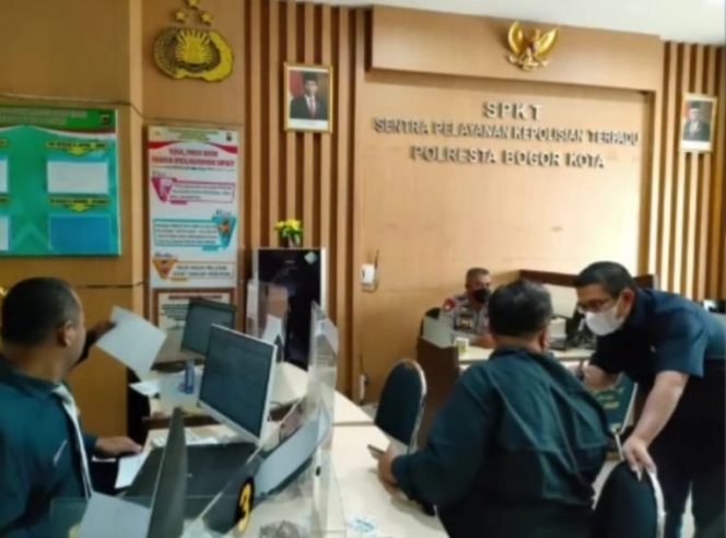 
 Direksi Tirta Pakuan melaporkan salah satu mantan karyawannya yang berstatus PKWT berinisial RV ke Polresta Bogor Kota. Karena penggelapa uang perusahaan, Selasa 16 November 2021. (Istimewa/Bogordaily.net)