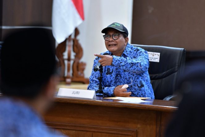 
 Sekretaris Kementerian Koperasi dan UKM (KemenKopUKM) Arif Rahman Hakim dalam sambutannya pada HUT KORPRI ke-50 Tahun 2021 yang digelar secara hybrid di Jakarta, Jum'at 26 November 2021. (Istimewa/Bogordaily.net)