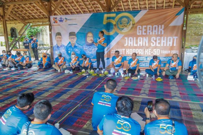 
 Wali Kota Bogor, Bima Arya Setelah Gerak Jalan Sehat Terbatas dalam rangka peringatan HUT KORPRI ke-50 Tingkat Kota Bogor. (Istimewa/Bogordaily.net)