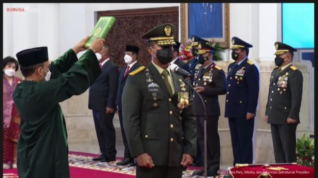 
 Presiden Joko Widodo (Jokowi) resmi melantik Jenderal TNI Andika Perkasa sebagai Panglima TNI di Istana Negara, Rabu (17/11/2021). (ist)