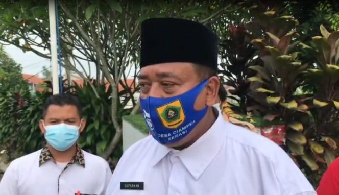 
 Kepala Desa Ciampea Suparman saat memperingati Hari Pahlawan bersama siswa SDN 02 Ciampea Kab. Bogor (Ruslan/Bogordaily.net)