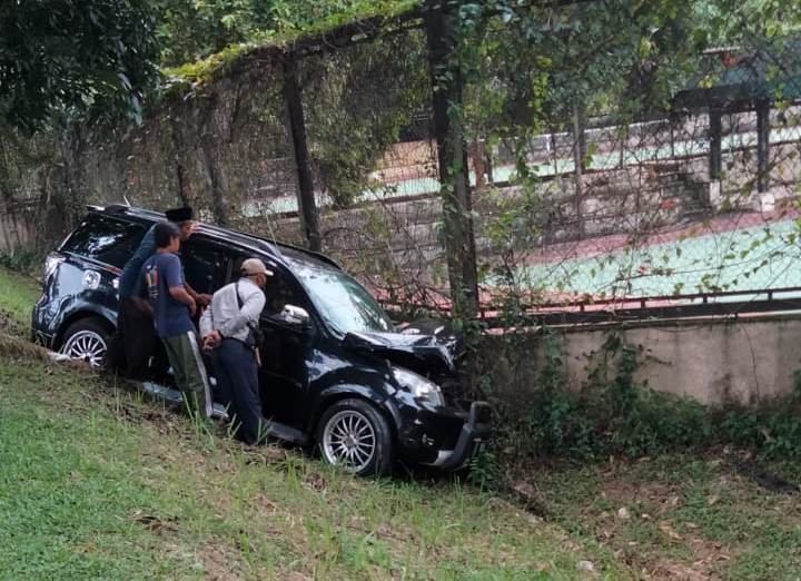 Gagal Nyalip, Terios Nyeruduk Pagar Lapangan Tenis di Perumahan Kahuripan