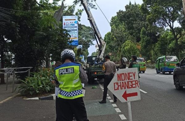 Jalankan Patroli Sahabat Warga, Bhabinkamtibmas Pantau Pohon Rawan Tumbang