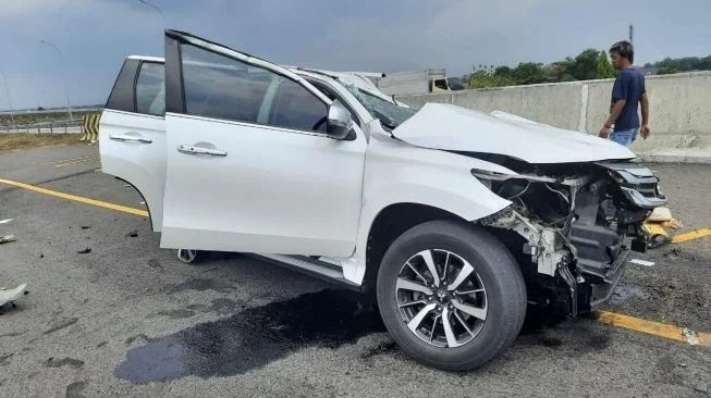 
 Mobil Pajero Sport warna putih milik Vanesa Angel yang ringsek saat kecelakaan di Tol Jombang.(Istimewa/Bogordaily.net) 