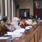 Sekretaris Daerah Kota Bogor Sofiah Dwikorawati menghadiri Round Table Discussion yang diselenggarakan oleh Satgas Percepatan Sosialisasi Undang-Undang Cipta Kerja di Gedung Utama Sekretariat Negara (Setneg) RI, Jalan Veteran II, Gambir, Jakarta Pusat pada Jumat 19 November 2021.