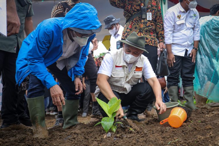 Sinergi MenKopUKM dan Menteri ATR/BPN Konsolidasikan Lahan Petani TORA Berbasis Koperasi di Sukabumi