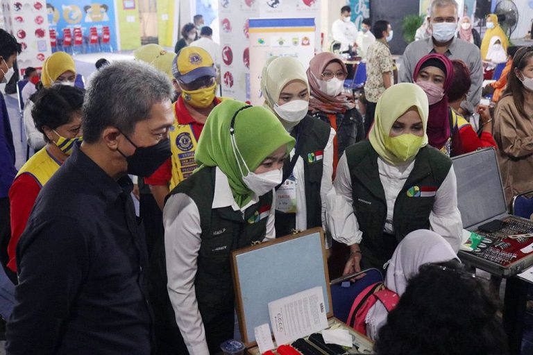 500 Anak Sekolah, Pesantren dan Panti Asuhan Dapat Kacamata Gratis
