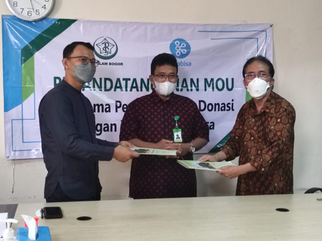 
 Rumah Sakit Islam Bogor melakukan pendatanganan MoU kerja sama penggalangan donasi dengan Yayasan Kita Bisa untuk membantu dhuafa yang menjalani pengobatan pada Rabu 24 November 2021 (Ibnu/bogordaily.net)
