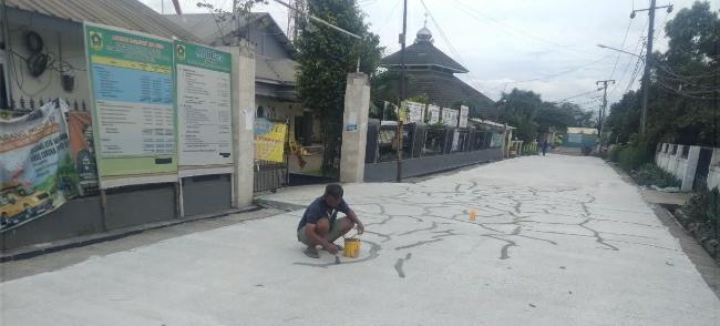 Proyek Jalan Beton di Desa Wanaherang Dinilai Mubazir, Tiga Hari Sudah Retak