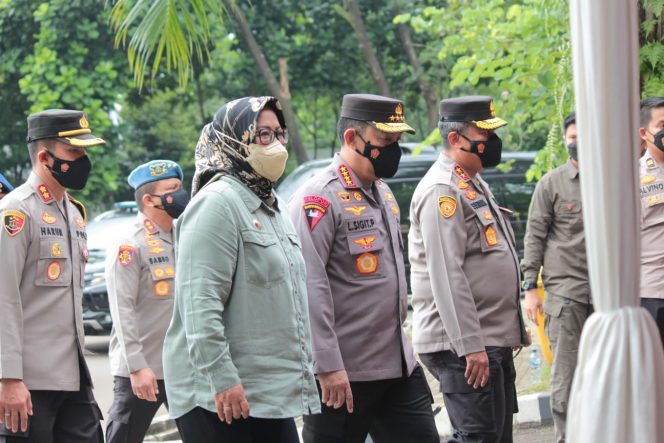 
 Kapolri Jenderal Listyo Sigit Prabowo dan Bupati Ade Yasin Tinjau Vaksinasi Serentak Indonesia di Pusat Pengembangan SDM Kementerian Perhubungan pada Sabtu 27 November 2021.