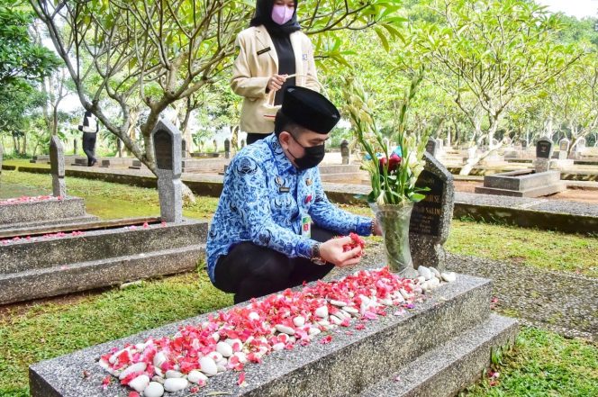 
 Plt. Asisten Administrasi Umum Kabupaten Bogor, Deni Ardiana memimpin upacara ziarah rombongan di Taman Makam Pahlawan (TMP) Pondok Rajeg, Cibinong, Jumat 26 November 2021. (Istimewa/Bogordaily.net)