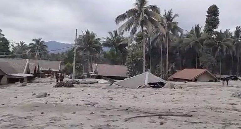 Viral! Satu Keluarga Hampir Pasrah Saat Terjebak Erupsi Gunung Semeru