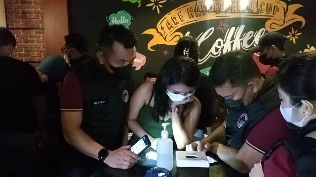 
 Petugas gabungan tengah melakukan razia disejumlah tempat hiburan malam yang ada di Kota Bogor, 8 Desember 2021.