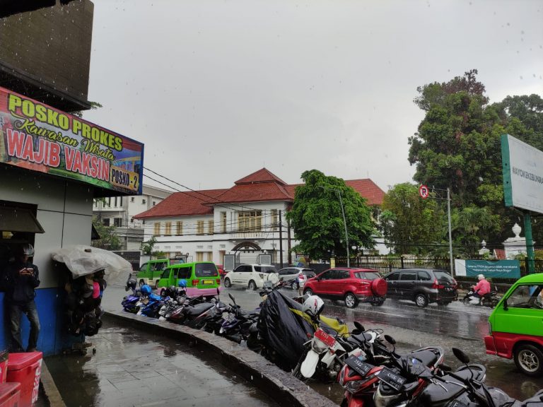 Siang Hari Kota Bogor di Guyur Hujan