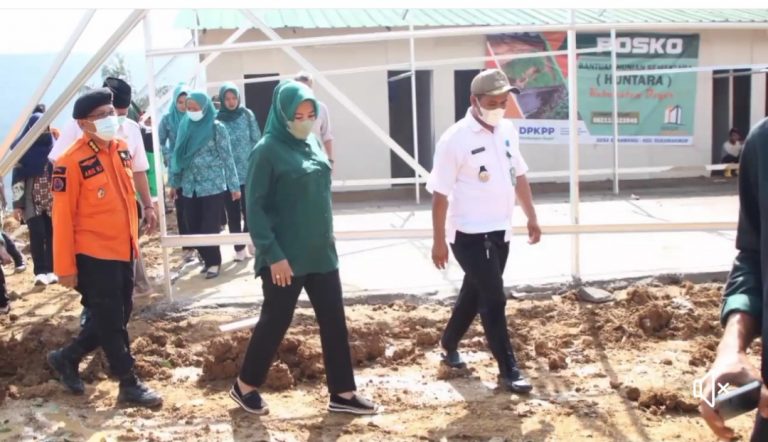 Ketua DPC PPP Kabupaten Bogor Elly Rachmat Yasin Beri Bantuan Korban Longsor di Sukamakmur