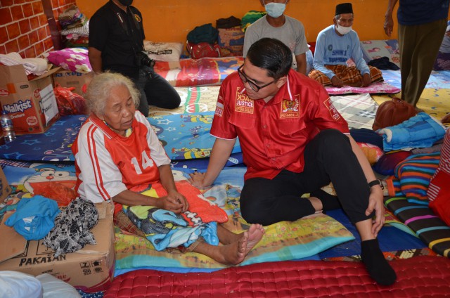 Komisi III DPR RI Salurkan 765 Paket Bantuan Untuk Korban Erupsi Semeru