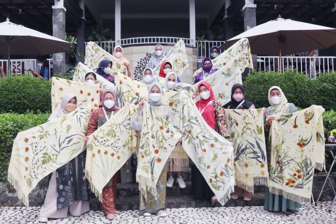 
 Kegiatan Ladies Program yang merupakan agenda khusus untuk 22 istri kepala daerah yang hadir pada Kongres ke-V Jaringan Kota Pusaka Indonesia (JKPI) di Kebun Raya Bogor, Jumat 3 Desember 2021. (Istimewa/Bogordaily.net)