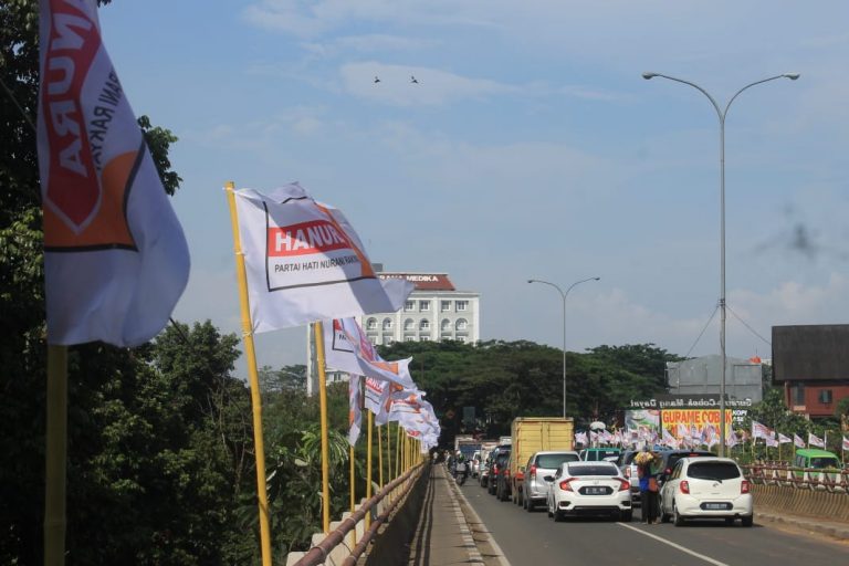 Masa Kampanye Belum Tiba, Bendera Partai Sudah Merajarela