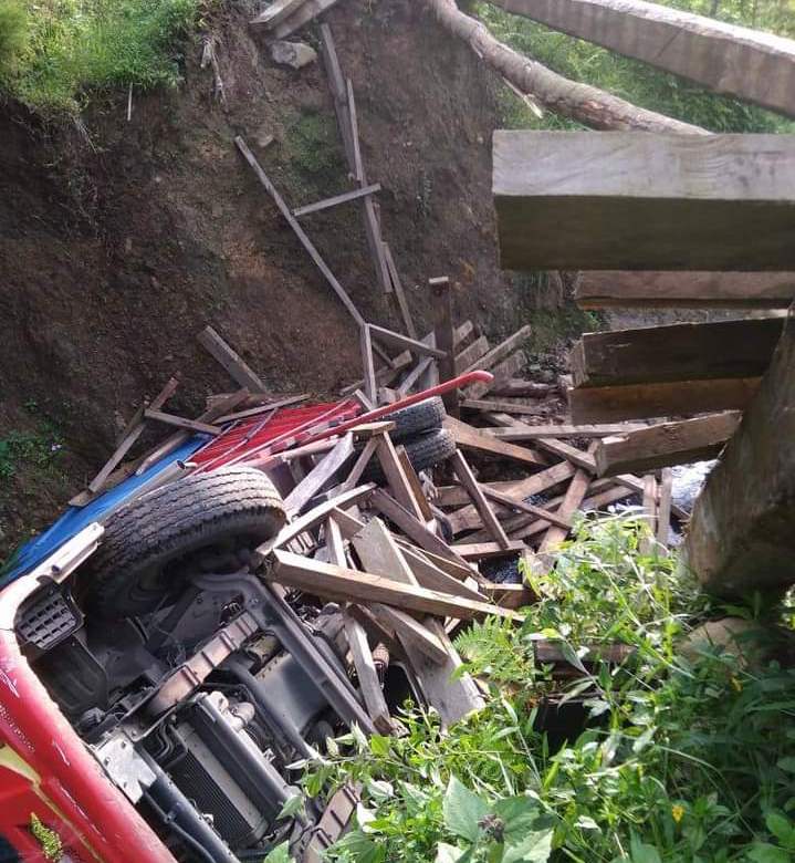 Dilintasi Truk Bermuatan Pupuk, Jembatan Kayu di Desa Malasari Ambruk