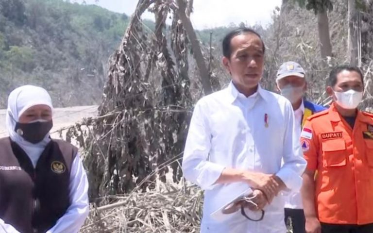 Presiden Joko Widodo Sambangi Lokasi Erupsi Gunung Semeru
