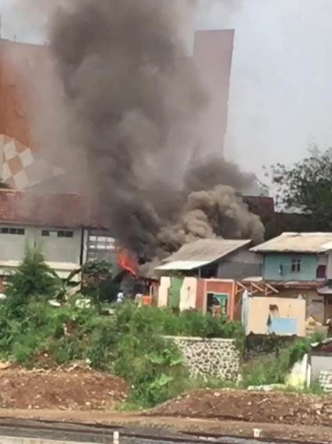 Rumah Kontrakan Tiga Lantai Terbakar, Damkar Kerahkan 7 Unit Mobil Pemadam
