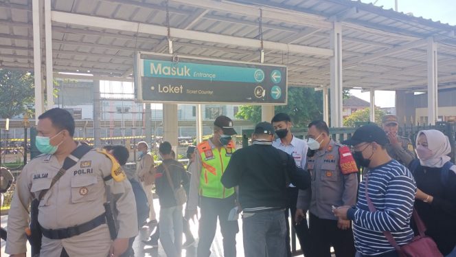 
 Aparat kebungan saat melakukan penyekatan di Stasiun Bojonggede mengantisipasi kehadiran massa 212.(Ruslan/Bogordaily.net) 