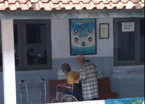 Viral! Persahabatan Dua Kekek Tua Terjalin di Rumah Sakit