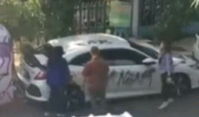 Parah! Satu Mobil Honda Civic Putih jadi Sasaran Vandalisme
