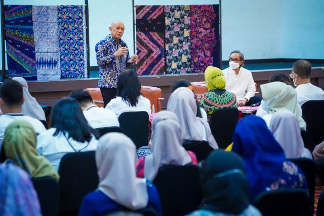 
 Menteri Koperasi dan UKM Teten Masduki saat memberikan sambutan dalam acara Townhall Meeting LLP-KUKM atau SMESCO Indonesia di Gedung SMESCO Indonesia, Jakarta, Senin 27 Desember 2021.