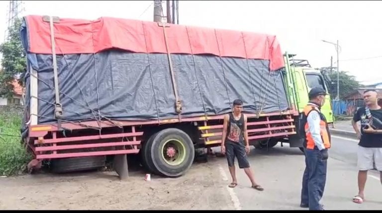 Kecelakaan Tronton Bikin Jalan Raya Kemang-Bogor Macet Parah