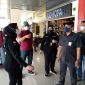Perumda Pasar Pakuan Jaya melakukan kegiatan pengecekan status vaksinasi terhadap pedagang di Pasar Anyar