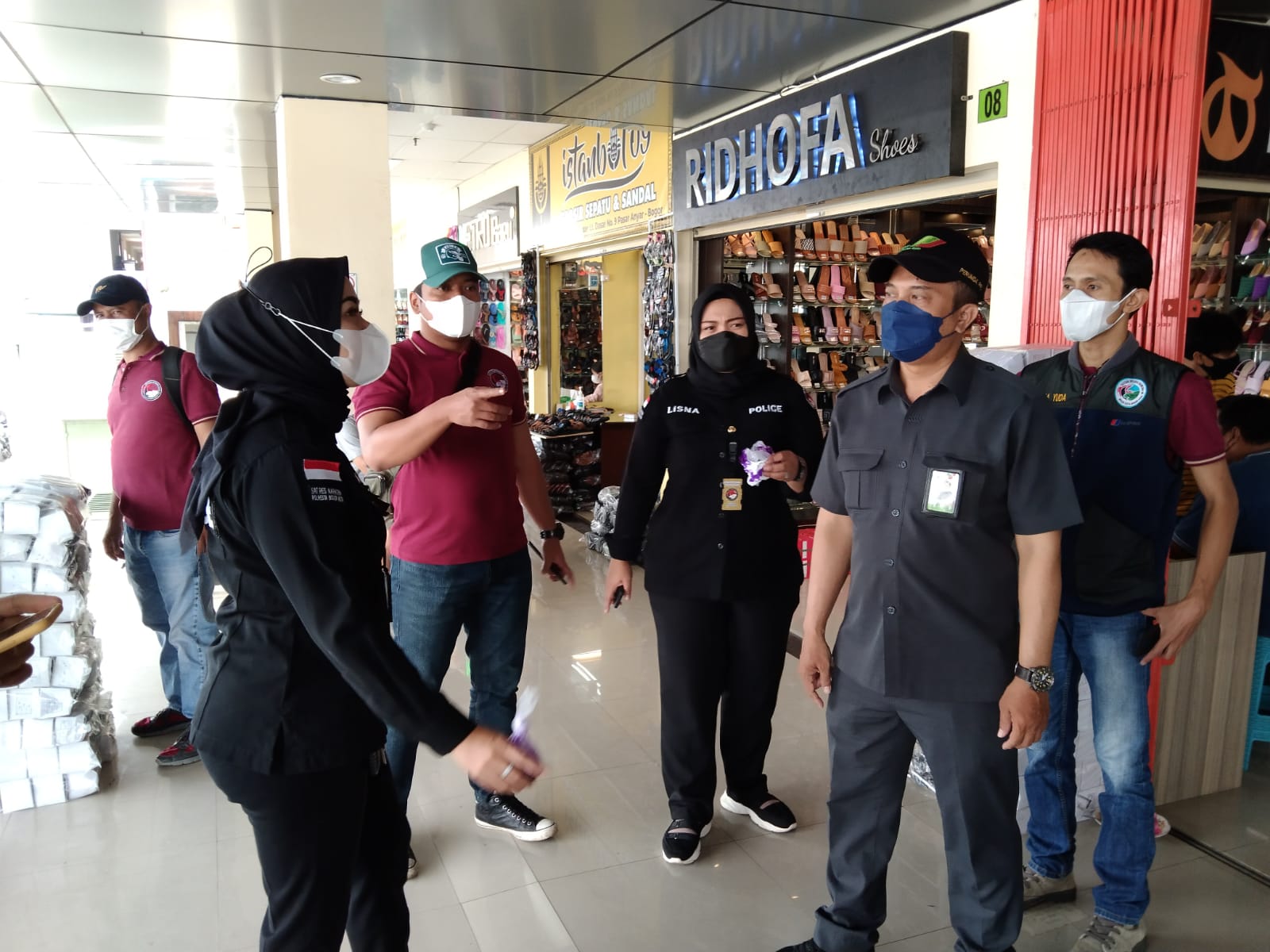 Perumda Pasar Pakuan Jaya melakukan kegiatan pengecekan status vaksinasi terhadap pedagang di Pasar Anyar