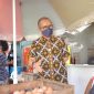 Staf Khusus Menteri Koperasi dan UKM Bidang Pemberdayaan Ekonomi Kreatif Fiki Satari saat meninjau beberapa UMKM penerima BPUM Tahun 2021 di kawasan Bukit Duri dan Manggarai di Jakarta pada Rabu 1 Desember 2021.