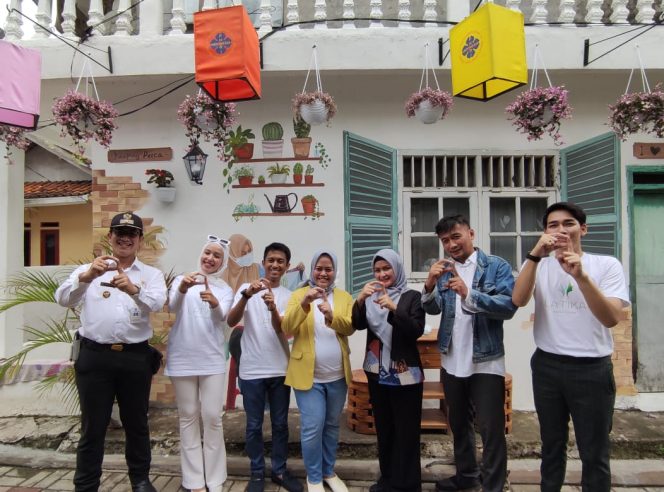 
 Latika Beauty Care support UMKM dan membantu mensyiarkan ke luar Kota Bogor produk kerajinan UMKM di Kampung Perca, Rabu 29 Desember 2021. (Ibnu/Bogordaily.net)