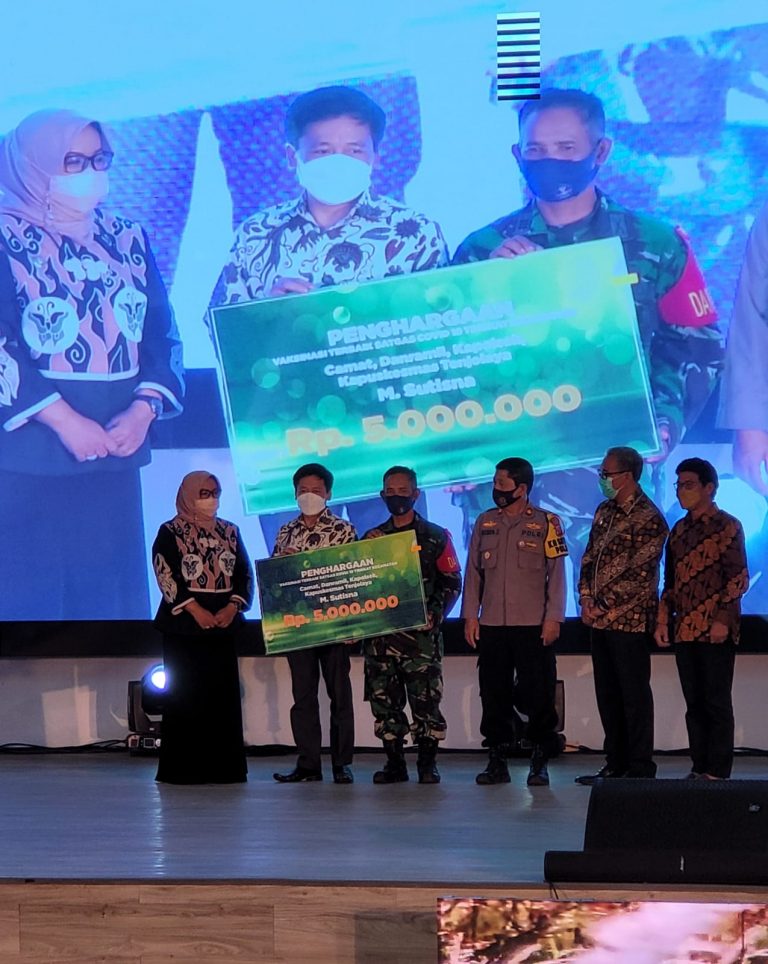 Pemeritah Kecamatan Tenjolaya Raih Penghargaan Vaksin Tertinggi di Kabupaten Bogor